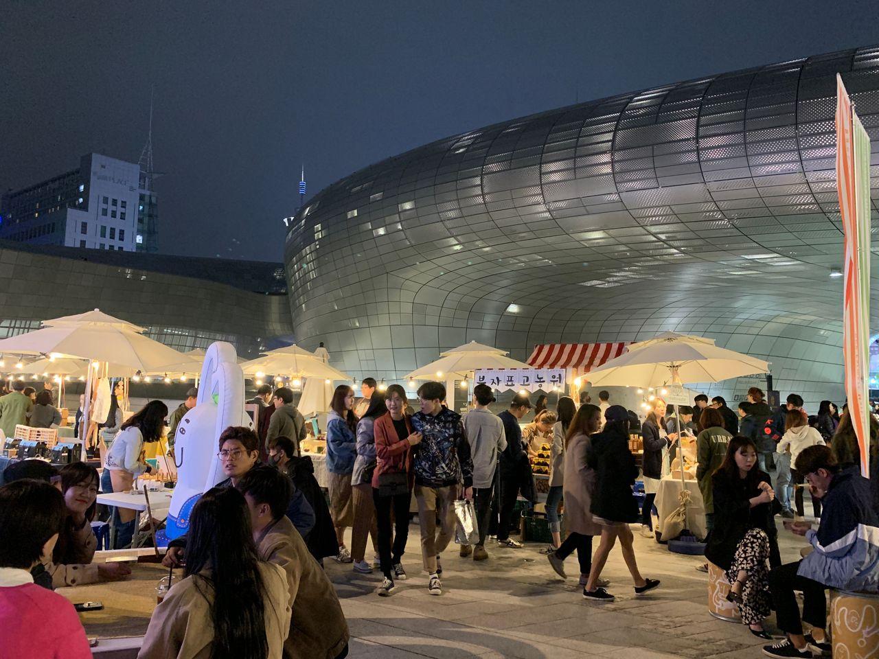 2025 Dongdaemun Night Market Visit! - Enjoy all the attractions from lively DDP night market!